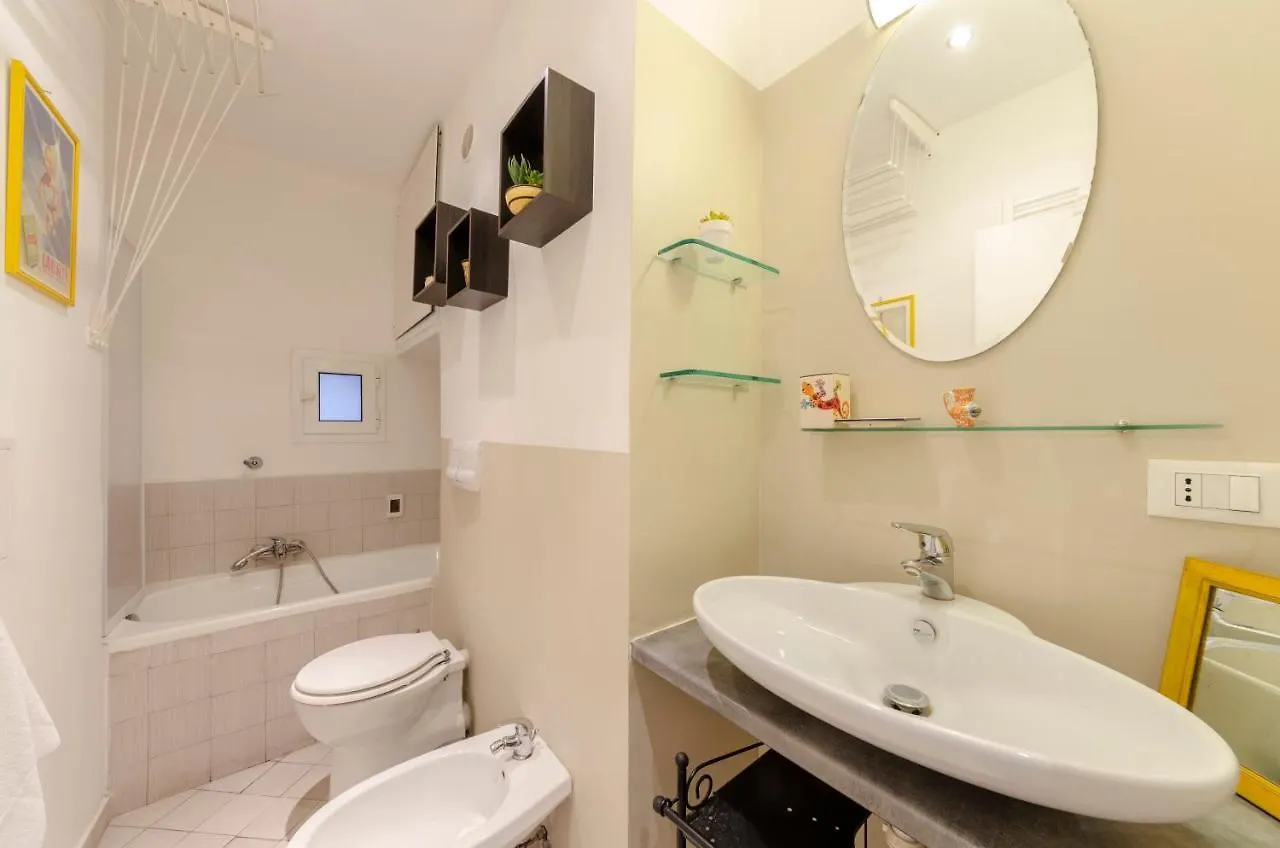 Joivy Colorful Apt For 6, 5 Mins From Piazza Corvetto Apartment Genoa 0*,