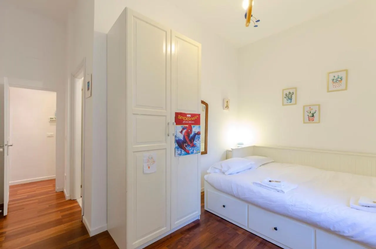 Joivy Colorful Apt For 6, 5 Mins From Piazza Corvetto Apartment Genoa 0*,  Italy